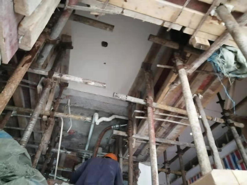 �����ש�������׵������ϣ�